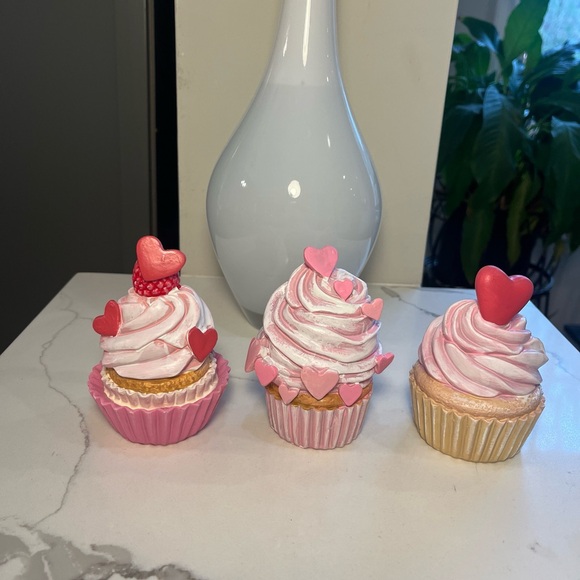 Cupcakes & Cashmere Cupcakes Vanilla with Hearts Valentines Set of 3 NIB - Picture 3 of 9